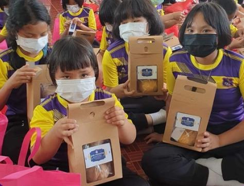 Students holding herbal compress kits at the UP Integrates Yao Wisdom activity