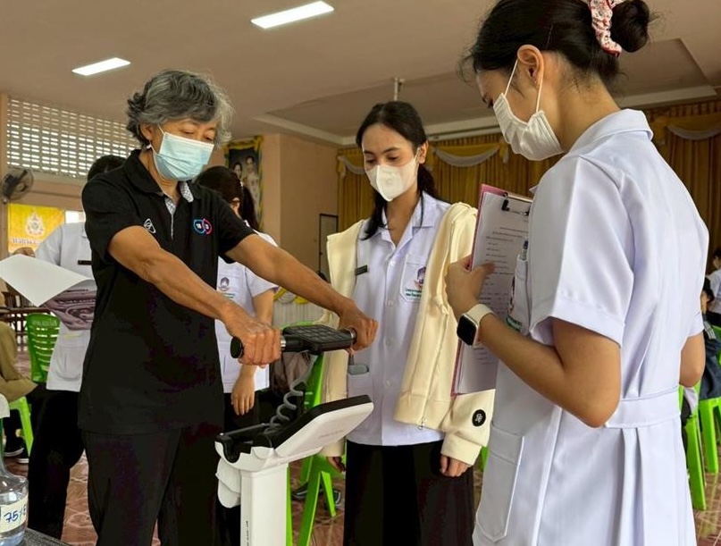 UP students conducting personalized nutrition services for elderly participants in Mae Sai Subdistrict