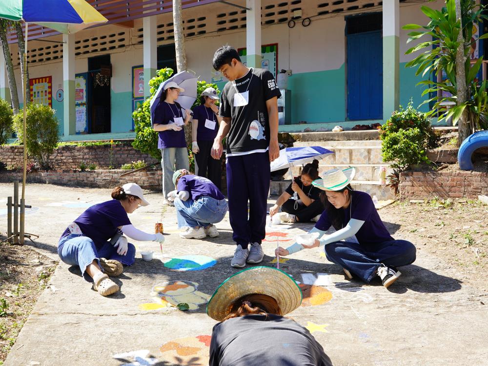 Allied Health Volunteer students at Ban He School for the Coloring Dreams, Sharing Kindness activity