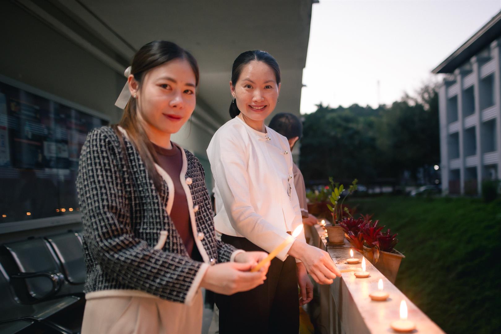 Attendees lighting lanterns at the Lanna Yi Peng Tradition celebration
