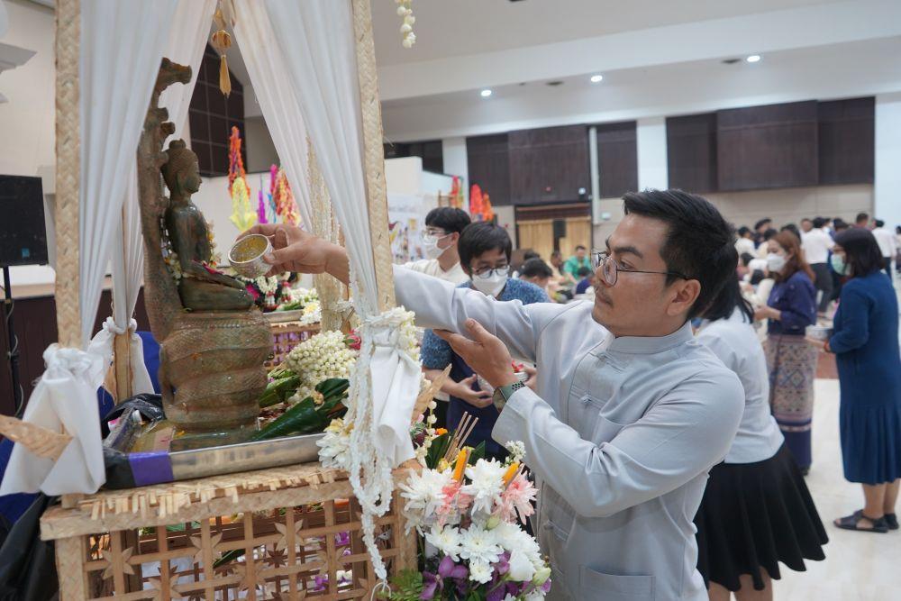 Rod Nam Dam Hua ceremony honoring the University President and senior members