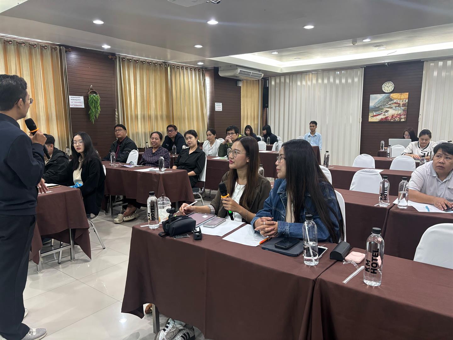 Consultation session between specialists and enterprise participants