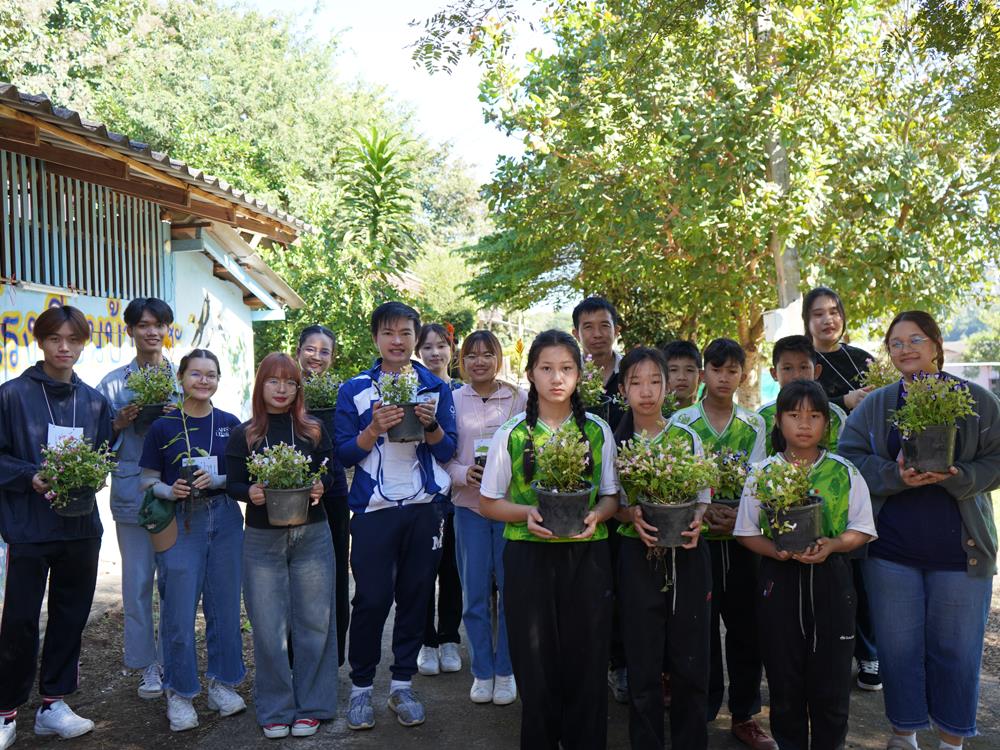 Students planting and organizing activities at Ban He School