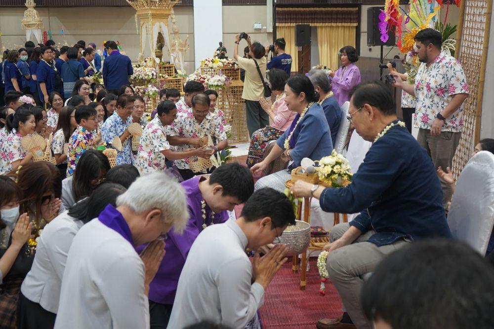 Attendees offering flowers during the Rod Nam Dam Hua ceremony