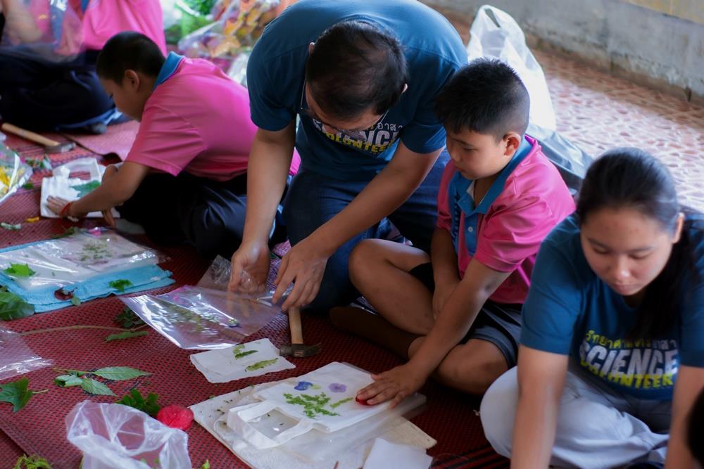 School of Science students running Active Learning science stations for the Mae Na Ruea Community